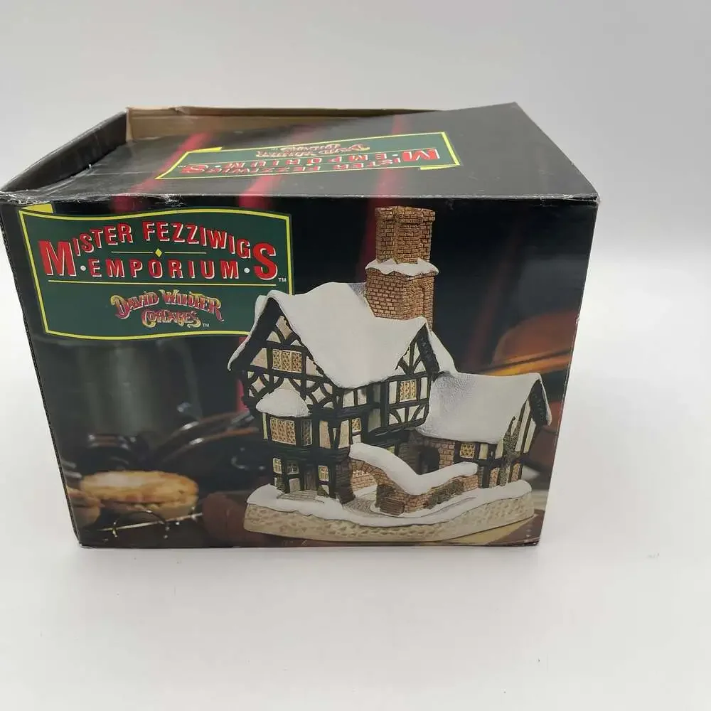 Vintage 1990 David Winter Mister Fezziwig's Emporium Christmas Cottage with Box‎